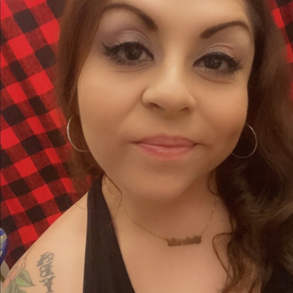 Meet your Posher, Gabi - Picture 1 of 10